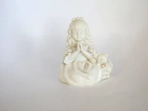 Figura de porcelana vintage niña rezando con gato escuchando adornos dorados usada en excelente estado - Imagen 1 de 8