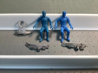 De colección. MPC Fuerzas del Ejército de los Estados Unidos SOLDADOS SENTADOS Figuras Jeep Tank Driver Conjunto De Dos Foto 1 de 2