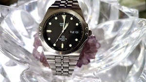 Vintage Rare Seiko Sports 100 4 Jewel Quartz Black Dial Day/Date Men's Watch - Picture 1 of 10