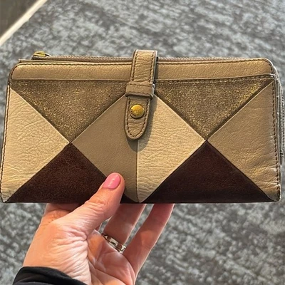 FOSSIL Cartera Patchwork Cuero y Gamuza Masilla Color Marrón Crema Plata Foto 1 de 4