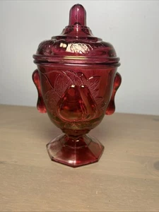 Piatto caramelle vintage imperiale artigianale in vetro rosso con coperchio in rilievo - Foto 1 di 14
