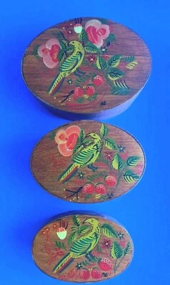 Винтажный НАБОР ИЗ 3 КОРОБОК ДЛЯ ГНЕЗДОВАНИЯ В НАРОДНОМ ИСКУССТВЕ Дерево РАСПИСАННЫЕ ВРУЧНУЮ ПТИЦЫ Примитив W ГЕРМАНИЯ - Изображение 1 из 4