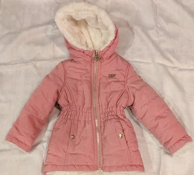 Chaqueta de invierno con capucha rosa/piel sintética reversible talla 24 meses DKNY para niñas  Foto 1 de 4