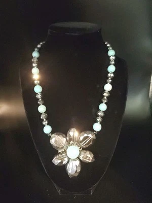 Collar con cuentas de piedra y vidrio teñido Yousi / You And I con colgante floral con cable  Foto 1 de 4