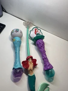 Varitas de burbujas de luz y sonido de La Sirenita de los parques de Disney ¡y otra varita de música! - Imagen 1 de 12
