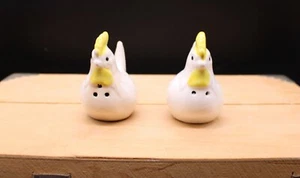 SUOTI SALE E PEPE GALLO VINTAGE CON TAPPI IN PLASTICA - BIANCO CON GIALLO  - Foto 1 di 5