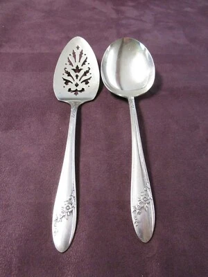 Servidor de pasteles perforados Queen Bess 1946 y cuchara de bayas placa de plata sin monogramas  Foto 1 de 4