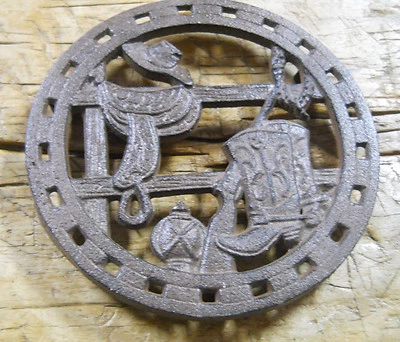 BOTAS DE VAQUERO REDONDAS DE HIERRO FUNDIDO SOMBRERO SILLA DE MONTAR Placa Letrero Rancho Rústico REMACHE Foto 1 de 2