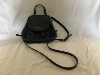 Bandolera Michael Kors Azul Marino Riley Pequeña Solapa Cordón Cuero Guijarro  Foto 1 de 4