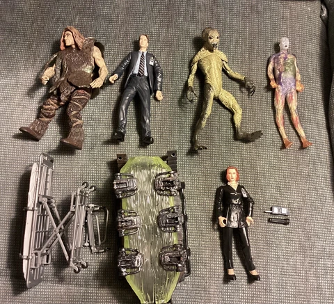 Lot of 5 X-files McFarlane Action Figures plus Accessories Aliens Skully Cover