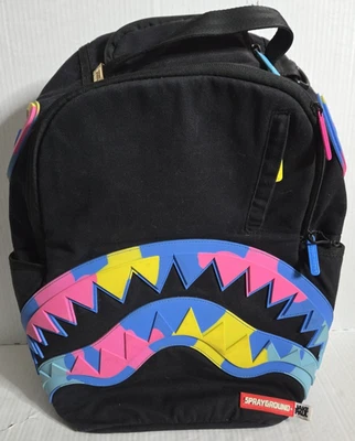*RARO* Mochila Multicolor Sprayground Shark Unisex, Negra con Azul, Rosa, Amarillo Foto 1 de 4