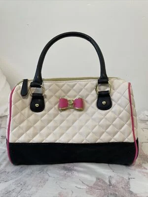 Bolso de mano Betsey Johnson acolchado con lazo negro/blanco/rosa usado Foto 1 de 4