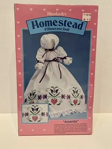 Nuevo en paquete 1990 WonderArt Homestead funda de almohada muñeca kit de costura artesanal sellado AMANDA 9700 - Imagen 1 de 12