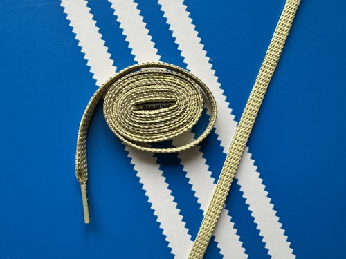 Lacci piatti Adidas originali Bad Bunny in Halo G con dettagli riflettenti