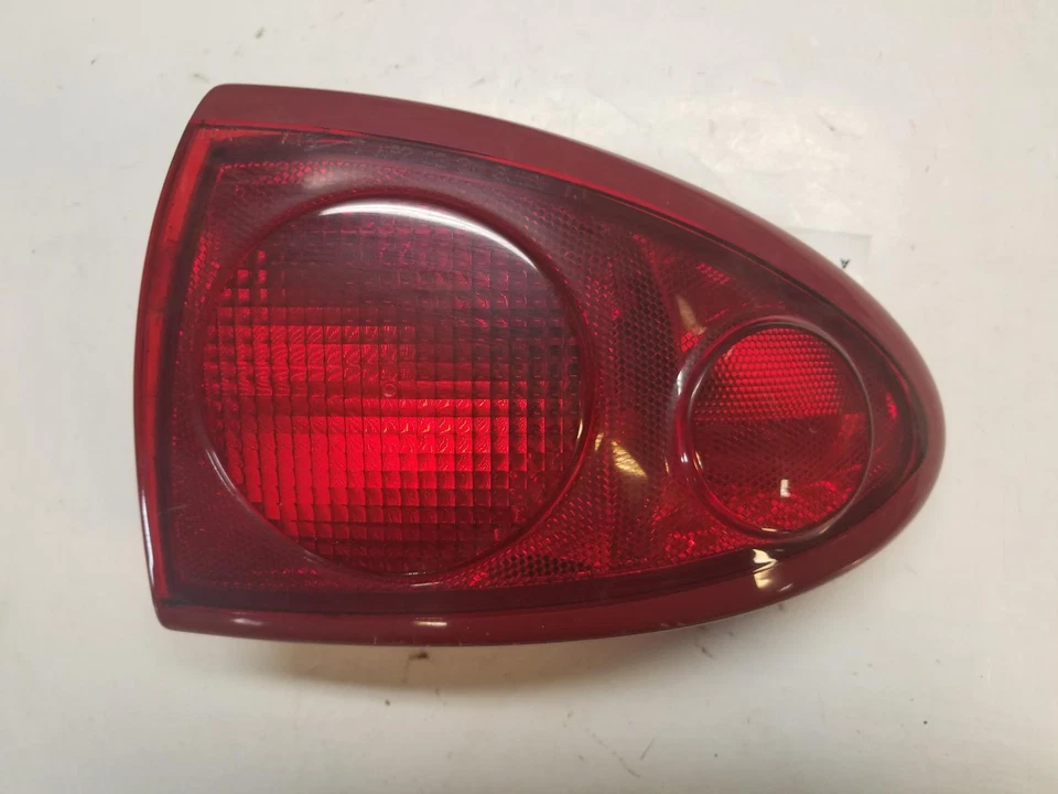 Used Right Tail Light Assembly fits: 2004 Chevrolet Cavalier quarter panel mount - Imagem 1 de 4
