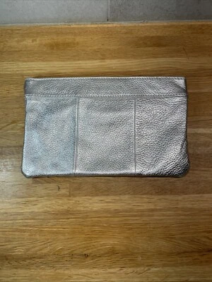 J. Bolso de mano Crew de cuero plateado  Foto 1 de 4