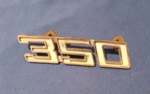 1969-1972 Chevrolet 350 LEFT SIDE Fender Emblem T3963233 W Pins. - Bild 1 von 2