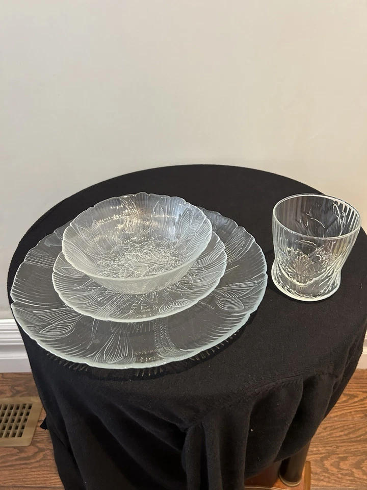 Vintage Arcoroc Canterbury Crocus Flower Clear Glass Dinnerware 4 Pc. Set - Image 1 of 4