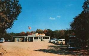 BOERNE TX CONCESSION BLDG CASCADE CAVERNS 1950s AUTOS VINTAGE POSTKARTE 101325 U - Bild 1 von 2