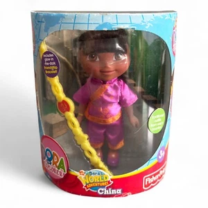Dora the Explorer China World Adventure Doll 2006 - NUOVO con usura da scaffale sulla confezione - Foto 1 di 7