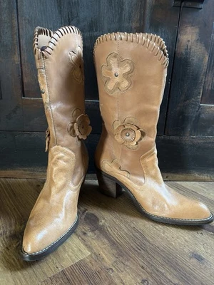 MIA Mujeres Candida Western Boho 3D Floral Cuero Tostado Marrón Botas de Vaquero talla 6.5M Foto 1 de 4