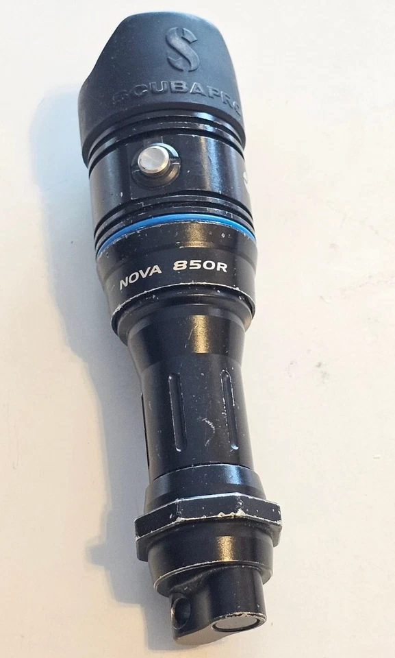 Lampe de plongée large Scubapro Nova 850R Vendu Dans L'état - Photo 1/4
