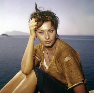 Sophia Loren on the set of The Boy on a Dolphin Greece 1957 OLD PHOTO - Picture 1 of 1