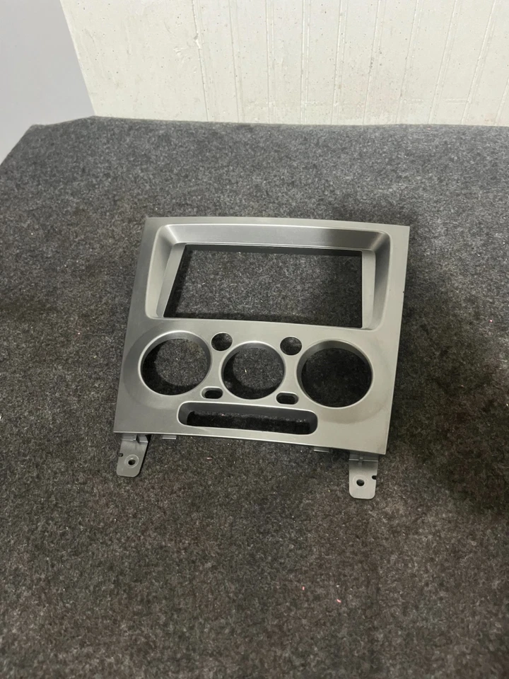 Mazda 626 1996 2,0 L unidad principal cubierta de panel de moldura de metal Foto 1 de 2