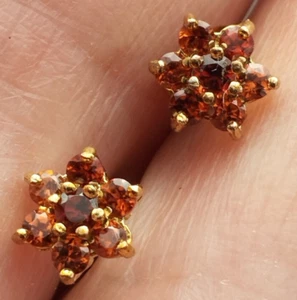 Par de pendientes con racimo de granate de oro de 9 quilates - Imagen 1 de 8