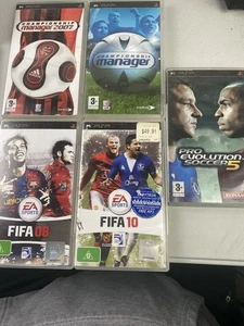 sony psp games x5 fifa 08,10 championship manager plus 2007 pro evolution 5 (18 - Foto 1 di 7