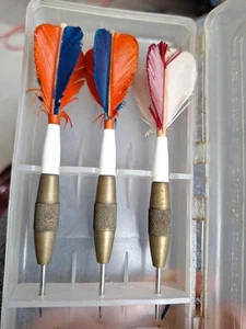 Vintage 18g (sans vols) vols à plumes pas tous pareils dans étui à fléchettes Kwiz - Photo 1/6