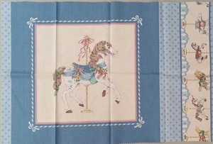 Cranston blau/pastellfarben "Karussell Pferd" Baumwollstoff Panel 12"x12" (kurz geschnitten) - Bild 1 von 3