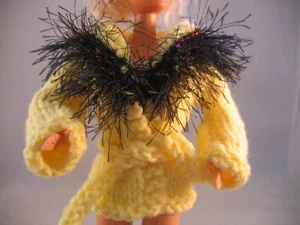 Ropa de muñeca tejida a mano amarilla ajustada negra ribete chaqueta se adapta a 11,5" como Barbie - Imagen 1 de 2