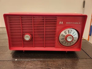 Vintage 1950’s Motorola AM Tube Radio Model Bright Red Tested Works - Picture 1 of 12