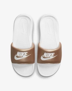 Nike Victori One Slide Damen CN9677 900 weiß/Bronze Größe UK 3,5 bis 7,5 - Bild 1 von 5