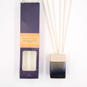 Trina Turk - Reed Diffuser - Tonkabohne & Kaschmir - 100 ml / 0,3,38 oz - Bild 1 von 1