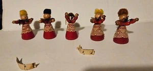 Lot Of 5 Vintage Wooden Handcrafted Mini Wooden Carolers Beaded Arms Songbooks  - Picture 1 of 10