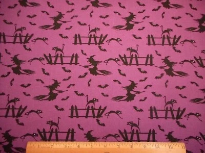 Tela de edredón de Halloween por yarda bruja negra en escobas murciélagos gatos algodón púrpura C Foto 1 de 2