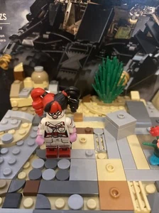 Lego DC Super Heroes Infermiera Harley Quinn Minifigure 71017 - Foto 1 di 2