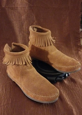 Minnetonka 282 Woman's Sz 6 Chelsea Booties With Fringe Rubber Soles213923 006 2 - Image 1 of 4