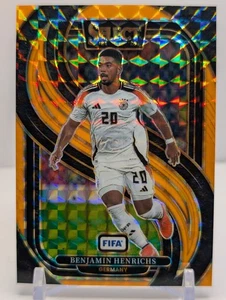 2024-25 Select FIFA - Benjamin Henrichs Mezzanine Orange Fluorescent /125 - Bild 1 von 2
