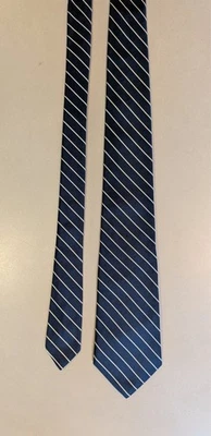 Corbata de colección John Weitz para Lord & Taylor Silk Repp en azul marino con finas rayas blancas Foto 1 de 4