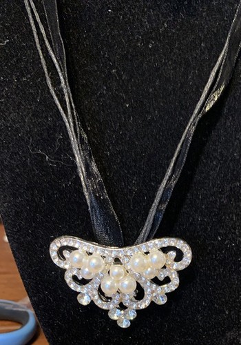 VETEMENTS Ciondolo Cristalli di Perla Falso Argento Tono Metallo Nero Collana Nastro