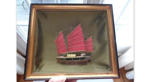 DEMI COQUE BATEAU JONQUE CHINOISE ENCADRE SOUS VERRE - Foto 1 di 3