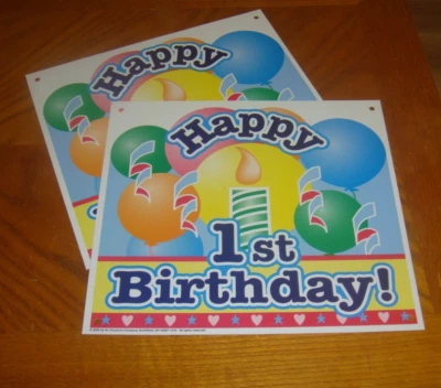 #2 Dos letreros de plástico Hy-Ko 12 3/4" x 11 1/2" FELIZ PRIMER CUMPLEAÑOS exterior/interior Foto 1 de 3