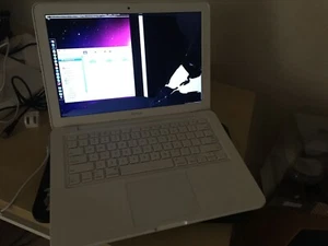 Apple MacBook 6,1 13.3" Laptop White Intel Core 2 Duo 2.0GHz 2GB RAM 250GB HDD - Picture 1 of 2