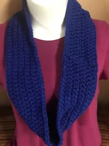 Sciarpa all'uncinetto fatta a mano CIRLE INFINITY COWL scaldacollo ROYAL BLUE SOFT CHUNKY NUOVO - Foto 1 di 5