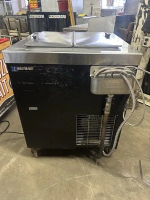Gabinete de inmersión para helados Master-Bilt DC-4D 31" tapa abatible USADO Foto 1 de 4