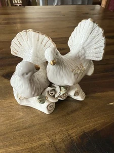 LOVEBIRDS/DOVES FIGURINE  WHITE PORCELAIN - Picture 1 of 5