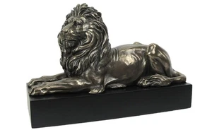 Löwe liegend auf Sockel Statue Skulptur — Polyresin dekorativer Akzent - Bild 1 von 3